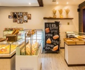 蛋糕店招.全能師傅工資5000--8500，面包師傅工資4000--5500